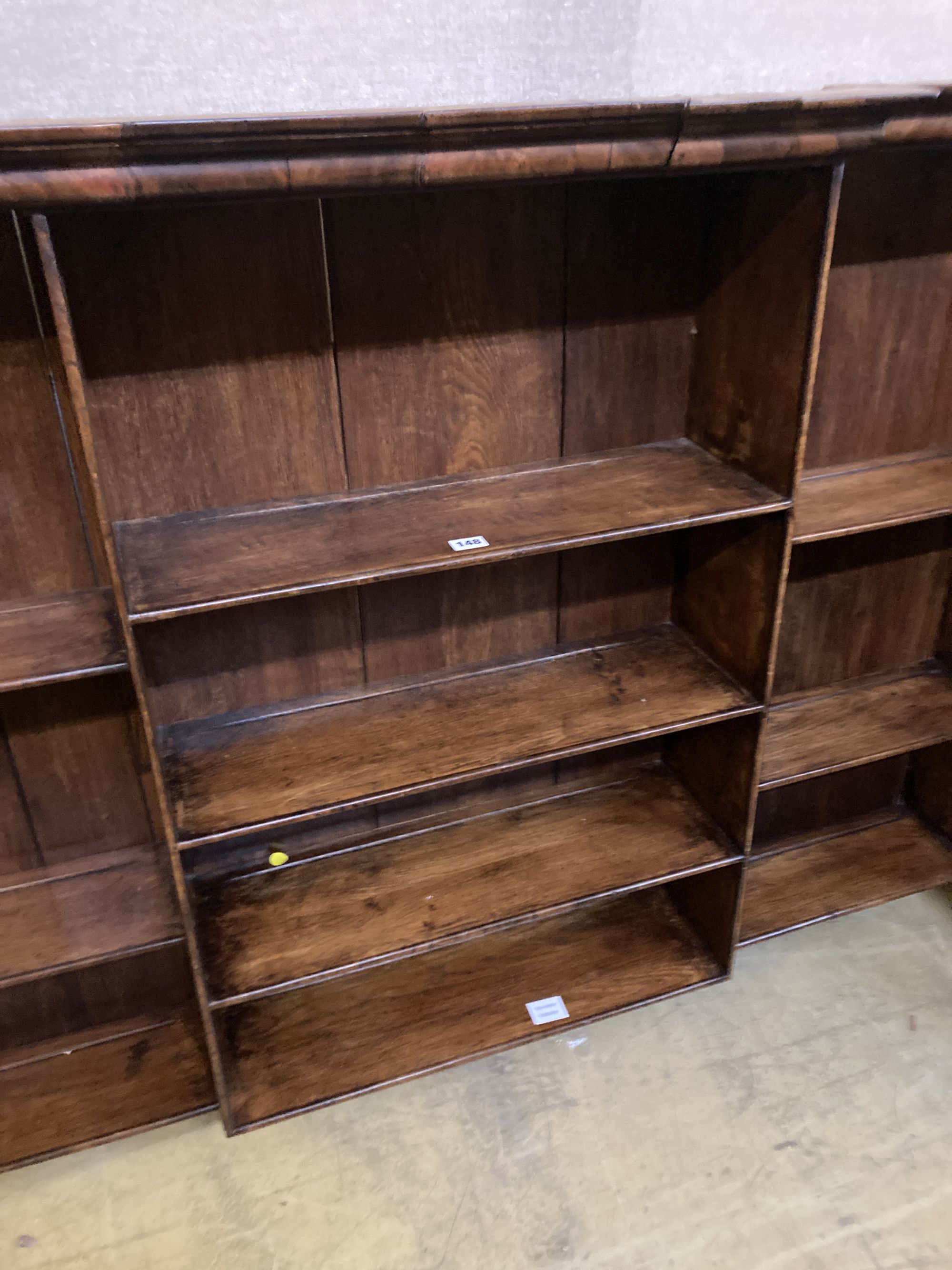 An oak breakfront plate rack, length 156cm, depth 20cm, height 115cm